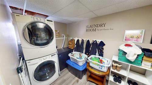 304 30Th Avenue, Cranbrook, BC - Indoor Photo Showing Laundry Room
