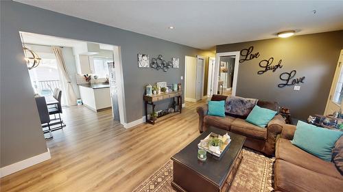 304 30Th Avenue, Cranbrook, BC - Indoor Photo Showing Living Room