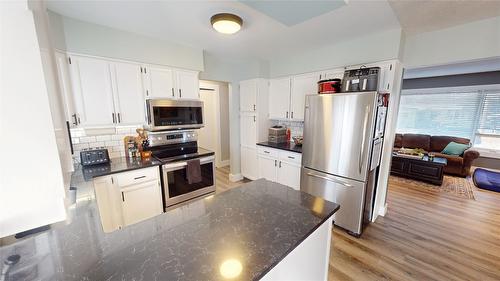 304 30Th Avenue, Cranbrook, BC - Indoor Photo Showing Kitchen