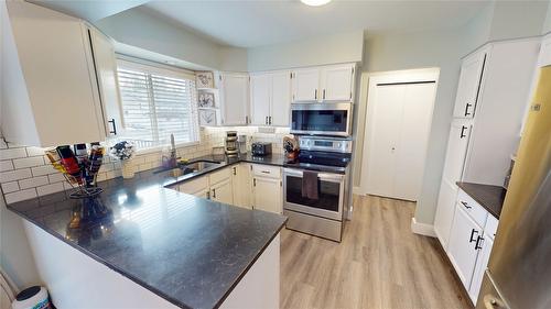 304 30Th Avenue, Cranbrook, BC - Indoor Photo Showing Kitchen With Double Sink