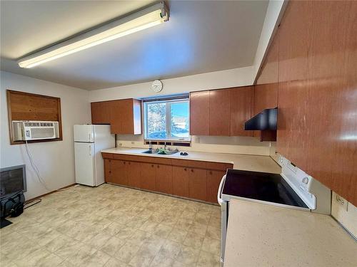 118 Wright Avenue E, Angusville, MB - Indoor Photo Showing Kitchen With Double Sink