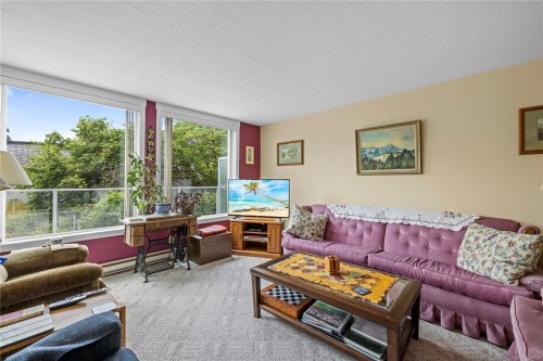 202-220 Townsite Rd, Nanaimo, BC - Indoor Photo Showing Living Room