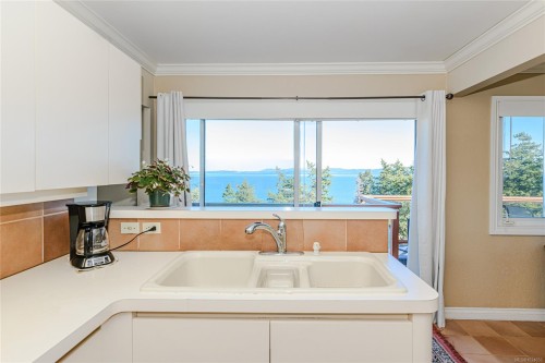 4727 Treetop Hts, Saanich, BC 