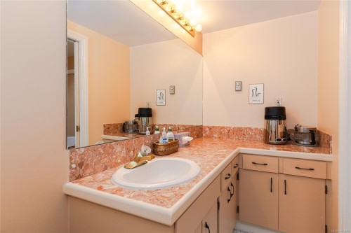 4727 Treetop Hts, Saanich, BC 