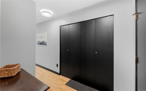 402-1241 Fairfield Rd, Victoria, BC - Indoor Photo Showing Other Room