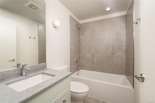 205-629 Speed Ave, Victoria, BC - Indoor Photo Showing Bathroom