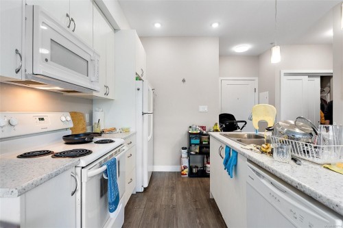 301-1018 Inverness Rd, Saanich, BC - Indoor Photo Showing Kitchen With Double Sink