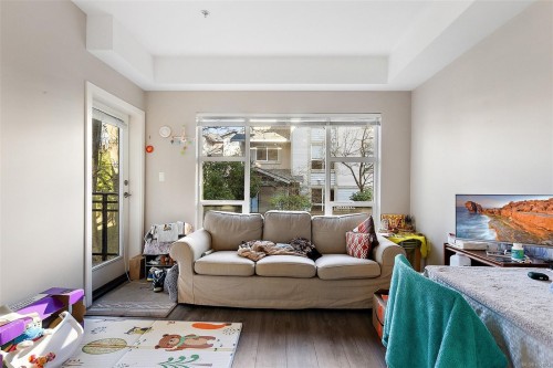 301-1018 Inverness Rd, Saanich, BC - Indoor Photo Showing Living Room
