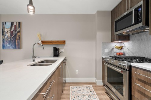 402-2500 Hackett Cres, Central Saanich, BC - Indoor Photo Showing Kitchen With Double Sink