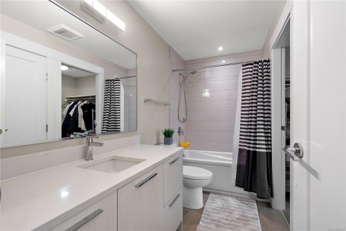402-2500 Hackett Cres, Central Saanich, BC - Indoor Photo Showing Bathroom