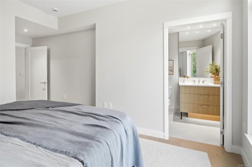306-5229 Cordova Bay Rd, Saanich, BC - Indoor Photo Showing Bedroom