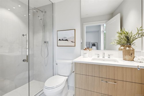 306-5229 Cordova Bay Rd, Saanich, BC - Indoor Photo Showing Bathroom