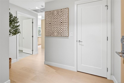 306-5229 Cordova Bay Rd, Saanich, BC - Indoor Photo Showing Other Room