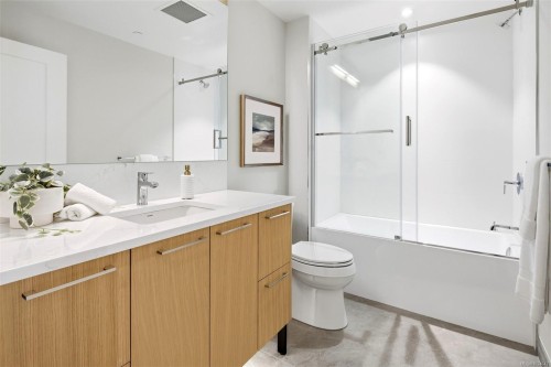 306-5229 Cordova Bay Rd, Saanich, BC - Indoor Photo Showing Bathroom