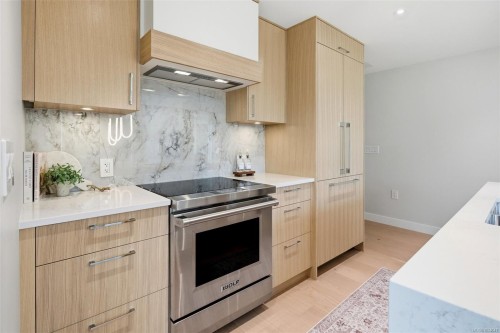 306-5229 Cordova Bay Rd, Saanich, BC - Indoor Photo Showing Kitchen With Upgraded Kitchen