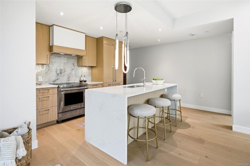 306-5229 Cordova Bay Rd, Saanich, BC - Indoor Photo Showing Kitchen With Upgraded Kitchen