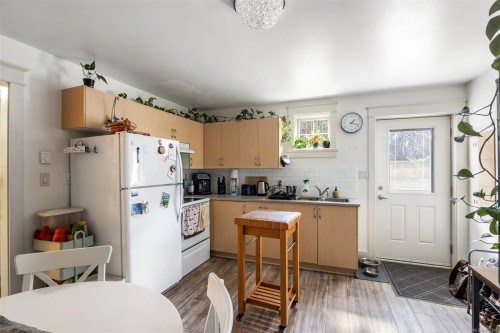 590 Simcoe St, Victoria, BC - Indoor Photo Showing Kitchen With Double Sink