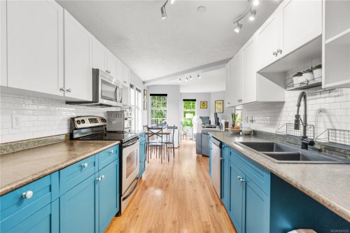 201-908 Brock Ave, Langford, BC - Indoor Photo Showing Kitchen With Double Sink With Upgraded Kitchen