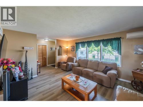238 Huth Avenue, Penticton, BC - Indoor Photo Showing Living Room