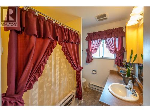238 Huth Avenue, Penticton, BC - Indoor Photo Showing Bathroom
