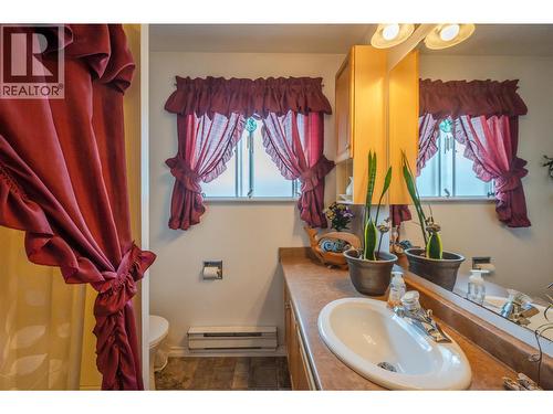 238 Huth Avenue, Penticton, BC - Indoor Photo Showing Bathroom