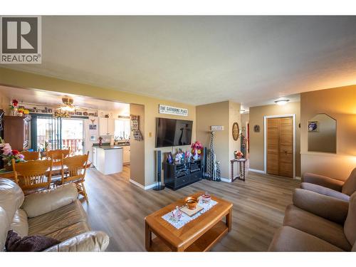 238 Huth Avenue, Penticton, BC - Indoor Photo Showing Living Room