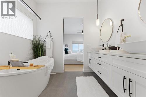 3410 Lakeshore Road Ne, Salmon Arm, BC - Indoor Photo Showing Bathroom