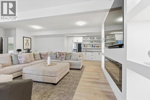 3410 Lakeshore Road Ne, Salmon Arm, BC - Indoor Photo Showing Living Room