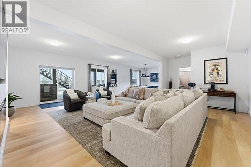 3410 Lakeshore Road Ne, Salmon Arm, BC - Indoor Photo Showing Living Room