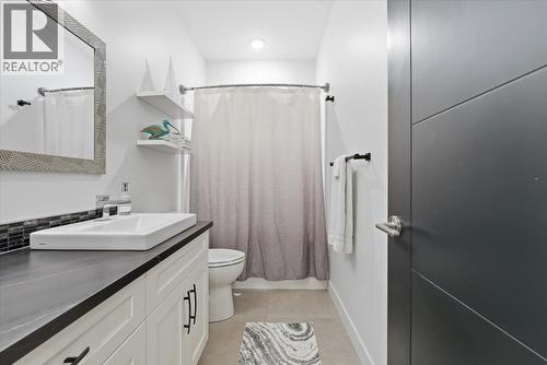 3410 Lakeshore Road Ne, Salmon Arm, BC - Indoor Photo Showing Bathroom