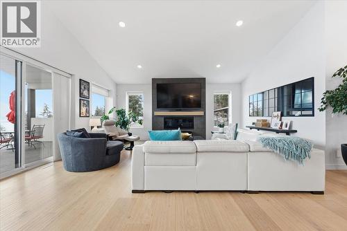 3410 Lakeshore Road Ne, Salmon Arm, BC - Indoor Photo Showing Living Room