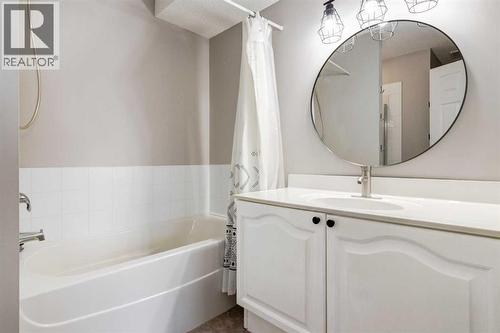 815 Tuscany Drive Nw, Calgary, AB - Indoor Photo Showing Bathroom