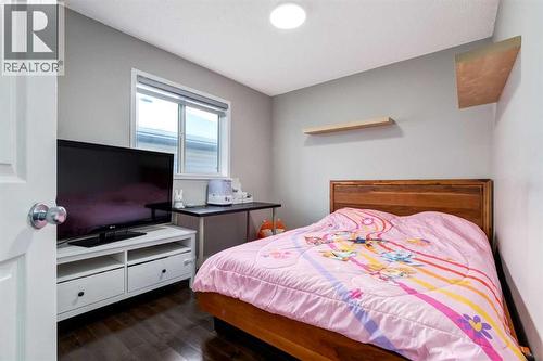 815 Tuscany Drive Nw, Calgary, AB - Indoor Photo Showing Bedroom
