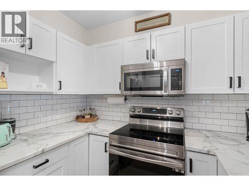 567 Yates Road Unit# 204, Kelowna, BC - Indoor Photo Showing Kitchen With Upgraded Kitchen