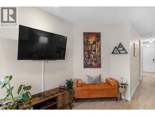 567 Yates Road Unit# 204, Kelowna, BC - Indoor Photo Showing Living Room