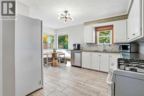 3003 25 Street Sw, Calgary, AB - Indoor Photo Showing Kitchen