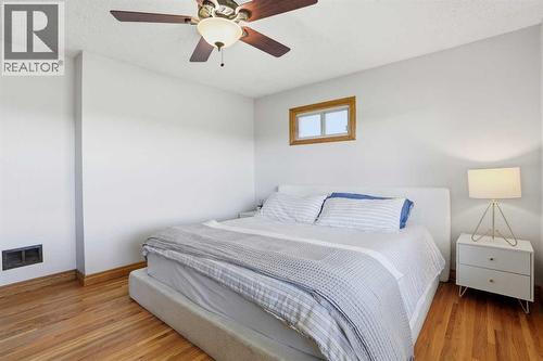 3003 25 Street Sw, Calgary, AB - Indoor Photo Showing Bedroom