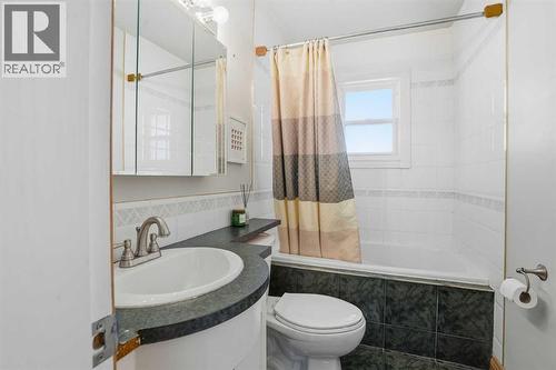 3003 25 Street Sw, Calgary, AB - Indoor Photo Showing Bathroom