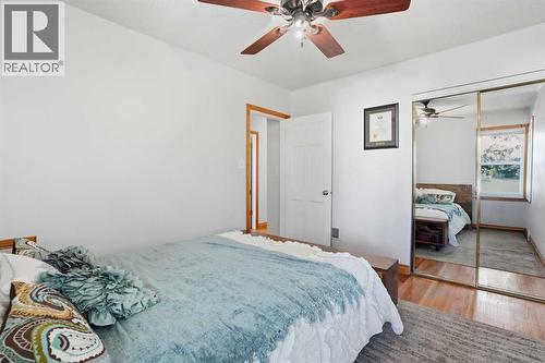 3003 25 Street Sw, Calgary, AB - Indoor Photo Showing Bedroom
