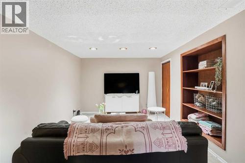 3003 25 Street Sw, Calgary, AB - Indoor Photo Showing Bedroom