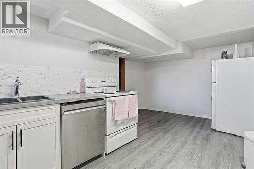 3003 25 Street Sw, Calgary, AB - Indoor Photo Showing Kitchen