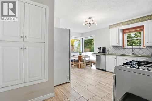 3003 25 Street Sw, Calgary, AB - Indoor Photo Showing Kitchen