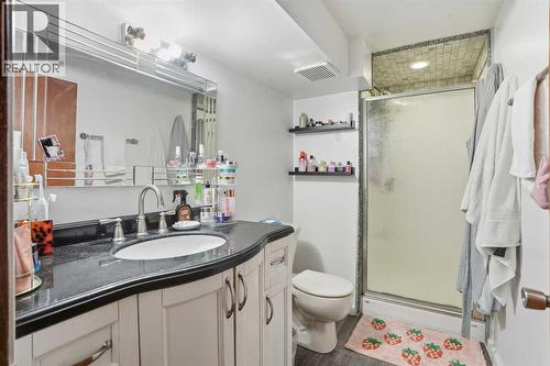 3003 25 Street Sw, Calgary, AB - Indoor Photo Showing Bathroom