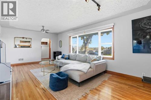 3003 25 Street Sw, Calgary, AB - Indoor Photo Showing Living Room