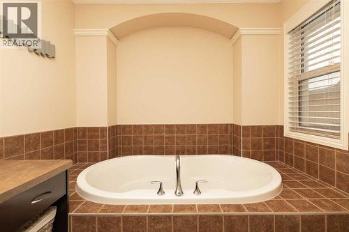 443 Everbrook Way Sw, Calgary, AB - Indoor Photo Showing Bathroom