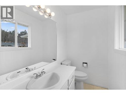 2641 Springfield Road, Kelowna, BC - Indoor Photo Showing Bathroom