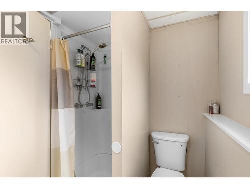 2641 Springfield Road, Kelowna, BC - Indoor Photo Showing Bathroom