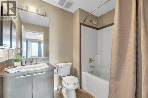 15 Copperpond Close Se, Calgary, AB - Indoor Photo Showing Bathroom