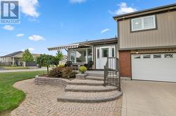 Pretty paving stone entrance - 