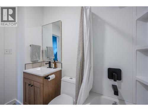 Bathroom - 6470 Hollow Street, Oliver, BC - Indoor Photo Showing Bathroom